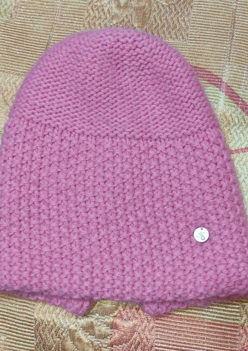 Продам одежду на девочку(кофту и шапку)