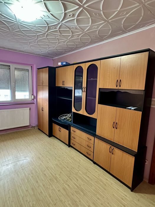 Apartament semidecomandat, etajul 3/4, situat intr o zona foarte linistita, in centrul Salontei. Mai multe detalii in descriere