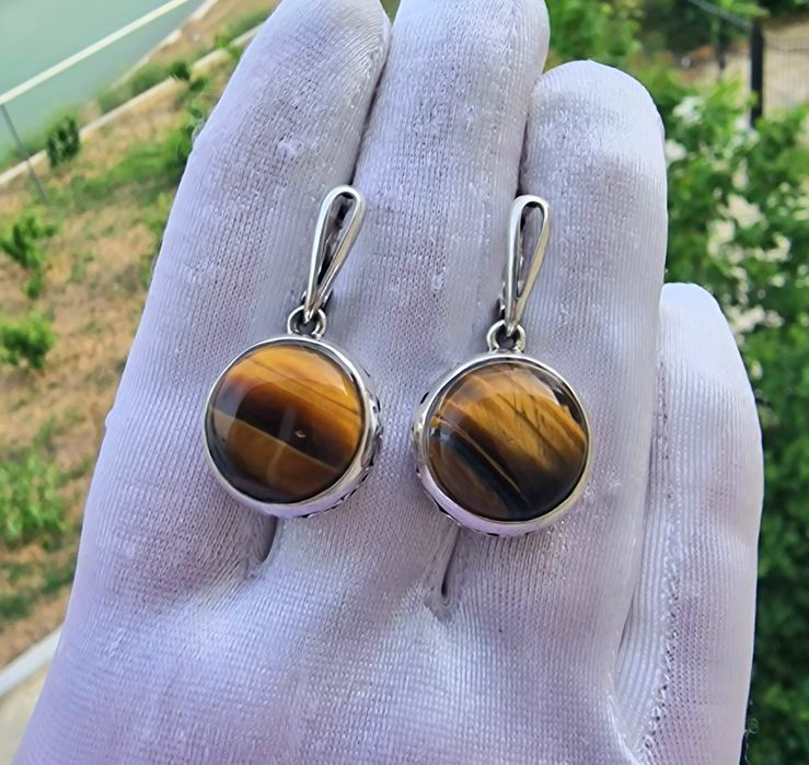 Сережки из натуральных камней.