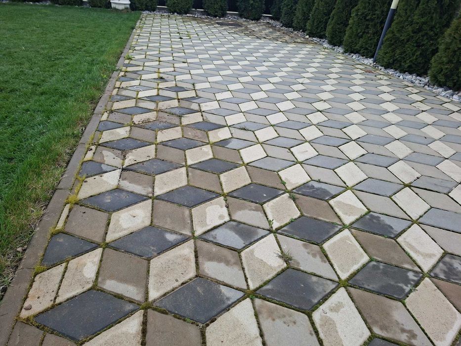 Oferim servicii de curatat pavaje cu masini de curatat sub presiune de apa