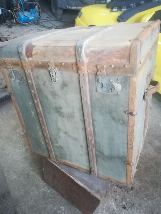 Старинен сандък за багаж от царско време.