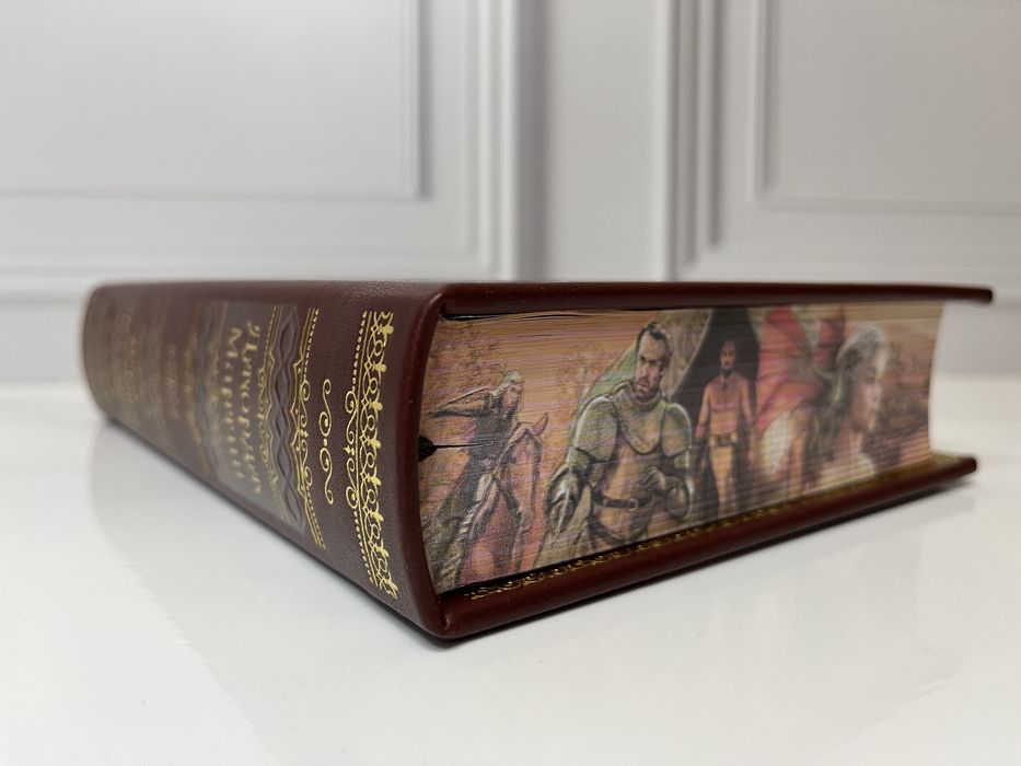 Книга «Игра престолов» в кожаном переплете