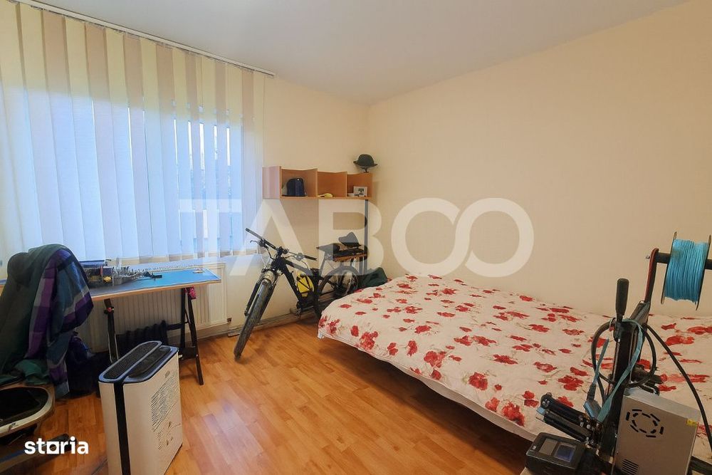 Apartament decomandat de vanzare 3 camere balcon parcare si curte