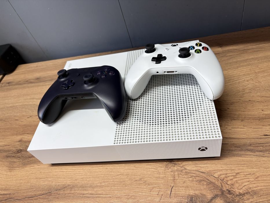 X Box one S Digital , два джойстика