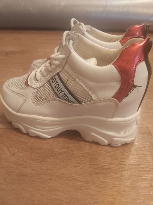 Кроссовки - 1000 тг.