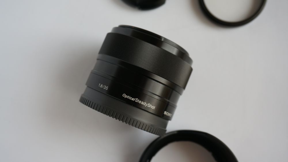 Обективът Sony E 35mm f/1.8 OSS (SEL35F18) оптична стабилизация