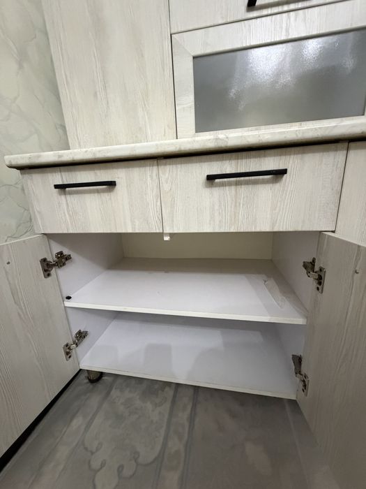 Kuxoniy mebel sotiladi. Holati yaxshi, toza ishlatilgan.