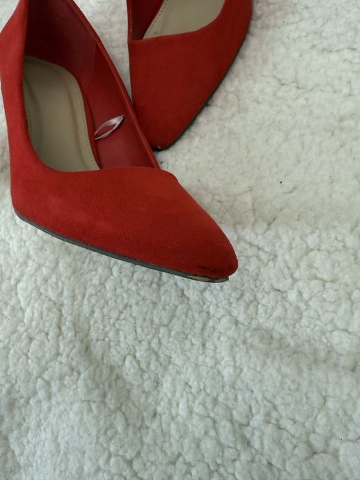 Pantofi rosii cu toc mediu