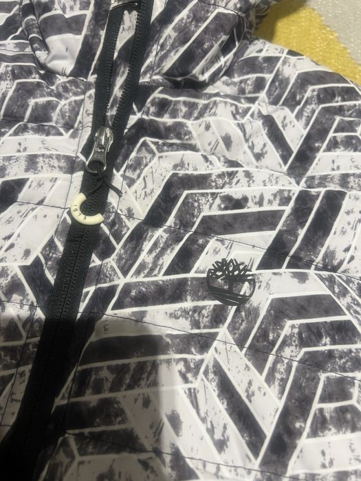 Geacă Timberland Matlasată cu Glugă pentru Copii – Print Geometric Alb/Negru – 12 Ani / 150 cm (XS) – Stare Foarte Bună