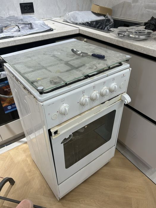 Продам межком дверь и газплиту