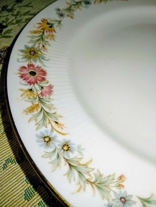 Сервиз за четирима английски костен порцелан от Royal Albert