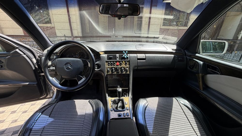 Mercedes benz w210 E200