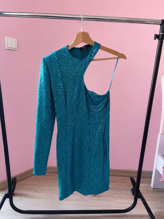 Ефектна асиметрична рокля Bershka