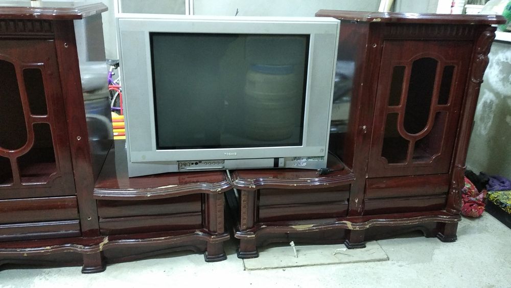 Телевизор с подставкой