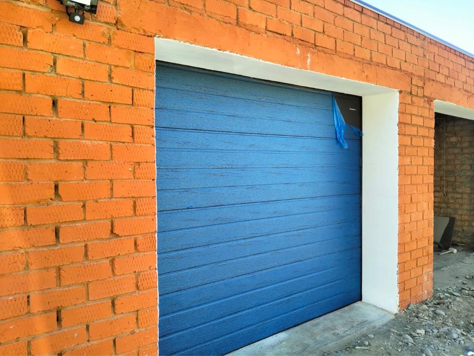 Гараж кирпичный новый