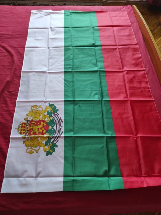 Знаме - трибагреник с размери 145/87 см.