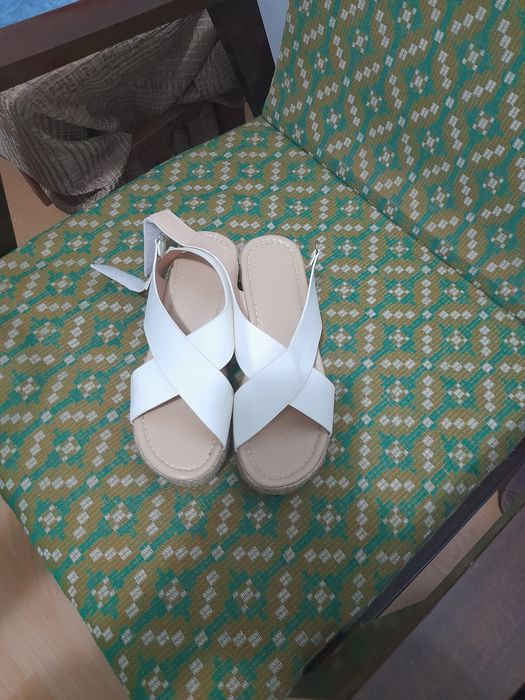 Sandale albe superbi 38-39