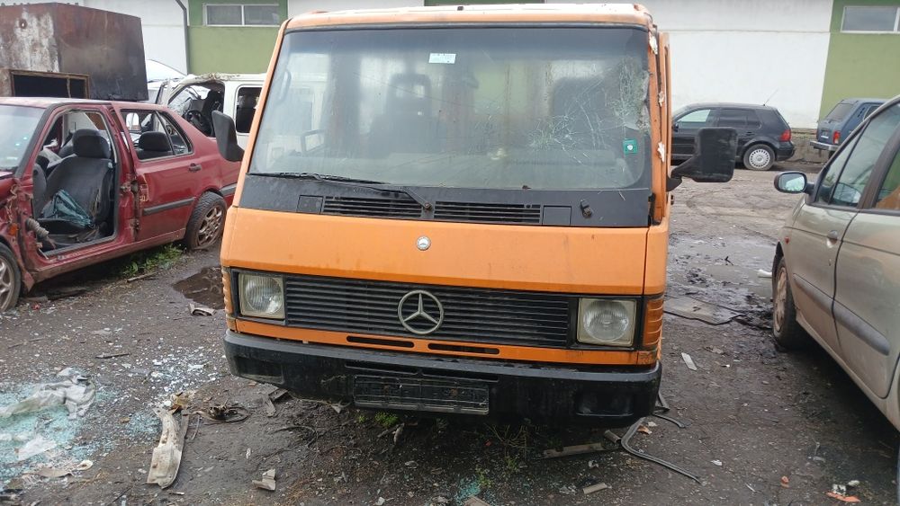 Mercedes  MB100D