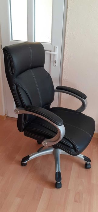 Продавам офис стол