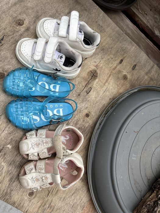 Маратонки   Адидас 21 номер, сандали  Boss 23 ном,сандали Pabloski 21