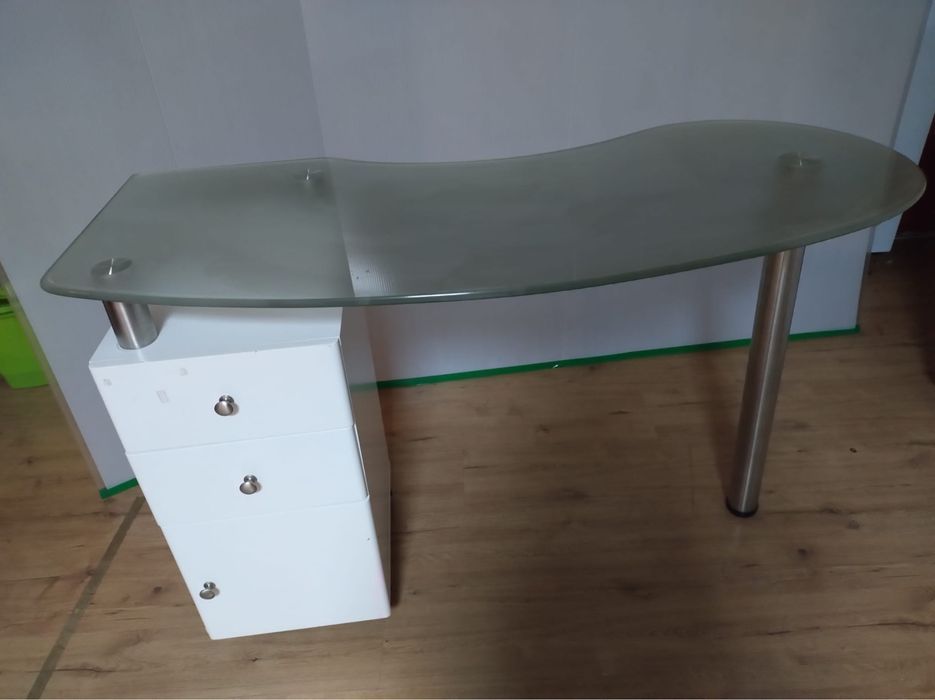 Set complet manichiură profesională – masă, freză Mercedes, aspirator, 2 lămpi Lila Rossa + sterilizator bonus