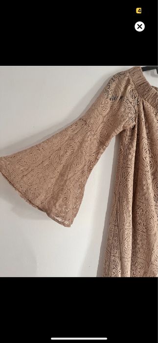 Rochie Guess cu umeri goi