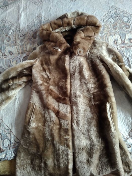 Шуба мутоновая длинная в хорошем состоянии одевали 2-3 раза