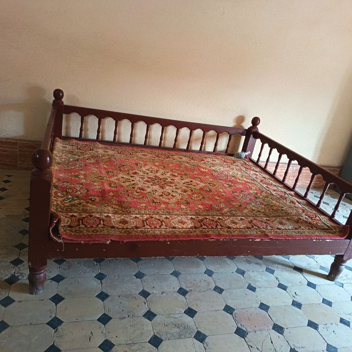 Тапчан (Сури, крават)