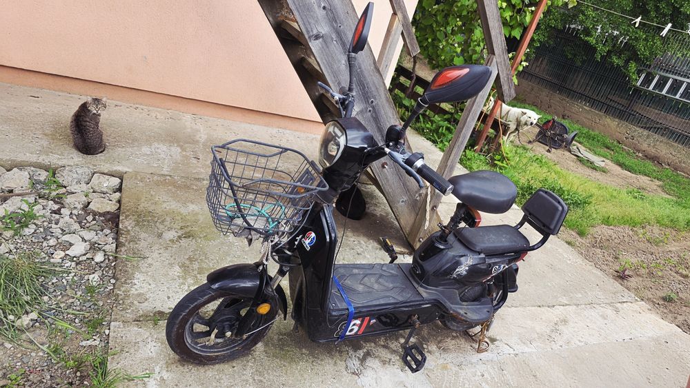 Scuter electric negru