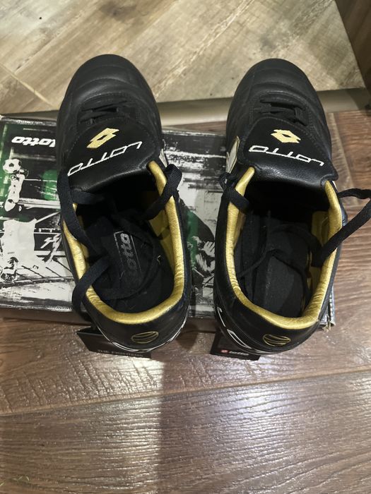 Футболни бутонки lotto