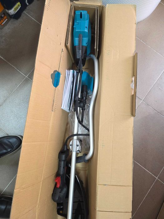 Motocoasa Makita UR101CZ trimmer de gazon cu acumulator 36 - 40 V | 430 mm | Fara perii | Fara acumulator si incarcator
