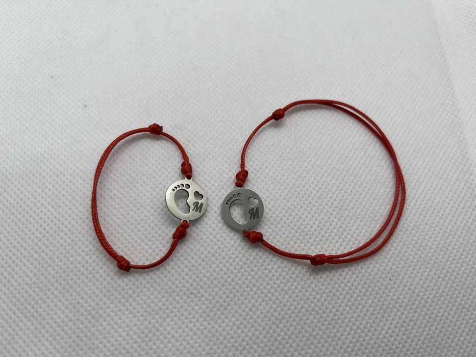 Гравирана гривна червен конец за Мама и бебе, крачета, Персонализирана