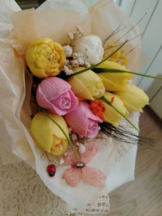 Восъчни цветя-свещи, аранжирани в букет-9 бройки