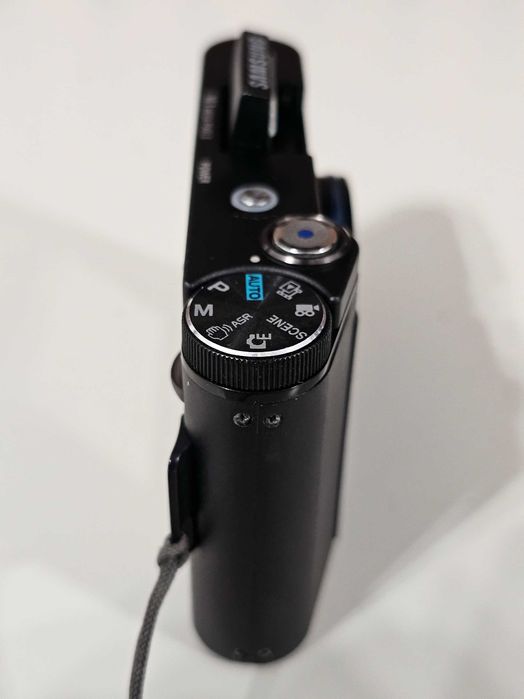 Aparat foto digital compact Samsung NV10 cu defect la blitz