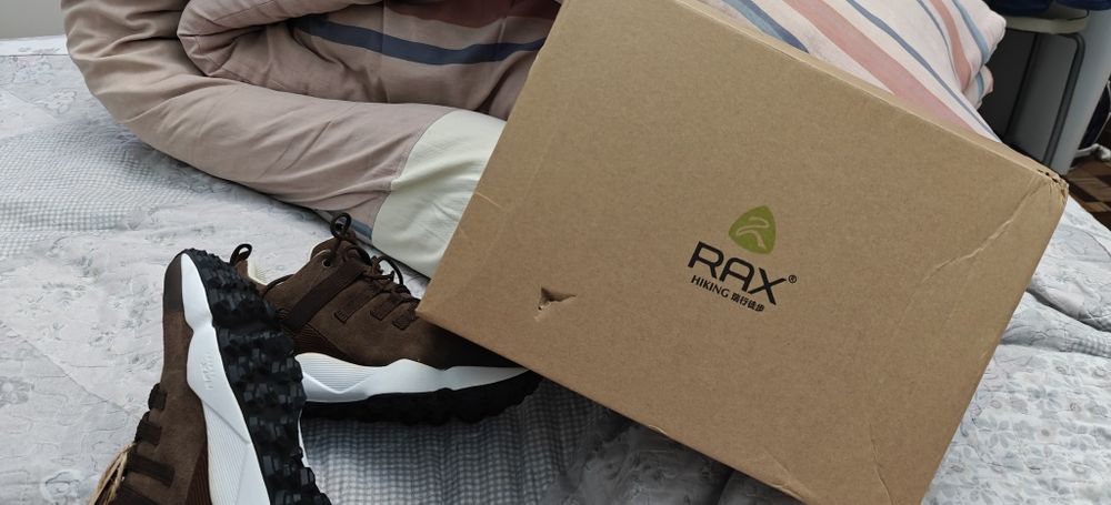 Срочно продам фирменную обувь RAX