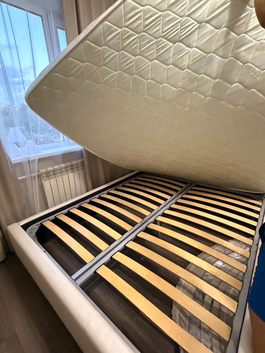 Продам кровать с матрасом