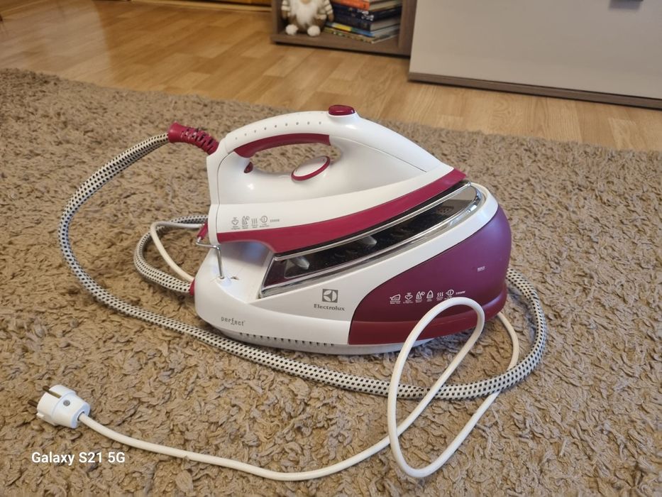 Vând statie de călcat Electrolux