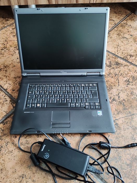 Vând leptop Fujitsu Siemens pentru piese,sau , să-l repari.