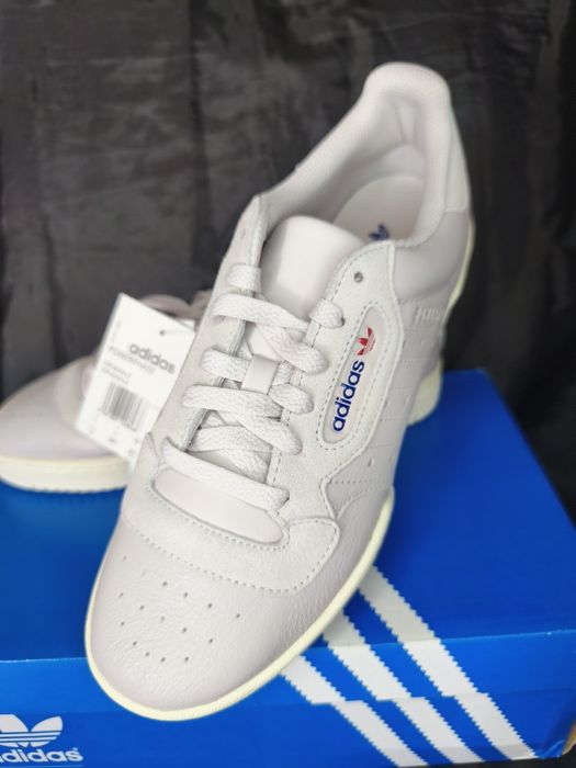 Adidașii noi cu etichetă