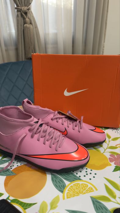 Чисто нови обувки за футбол