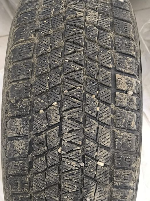 Продам две шины липучки 225/50/R 17