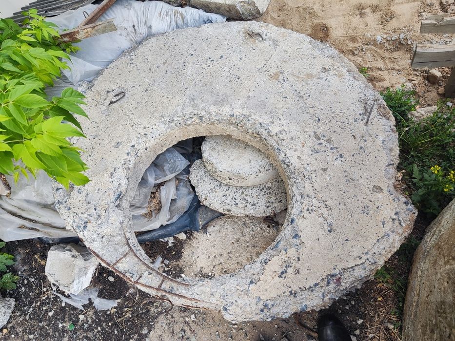 Продам бетонное кольцо с крышкой