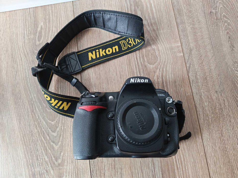DSLR Nikon D300S body