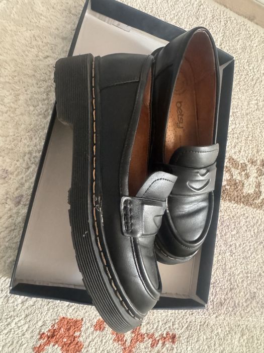 Продам туфли на девочку размер 36