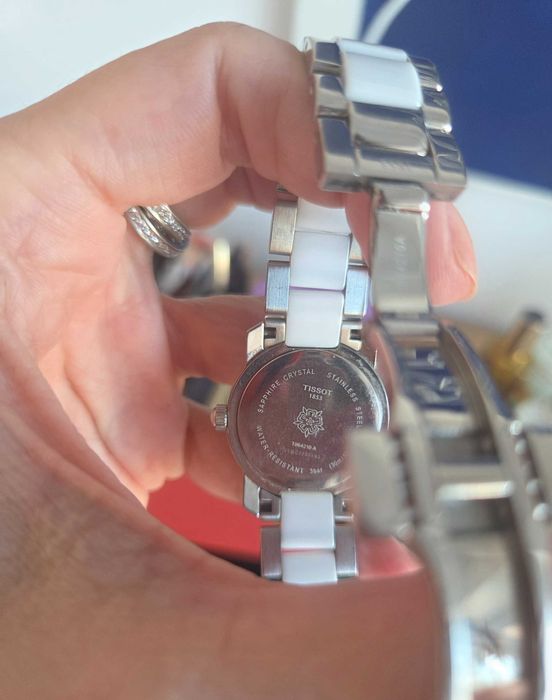 Vand doua ceasuri Tissot Cera T-Lady alb şi negru