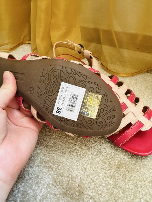 Босоножки новые