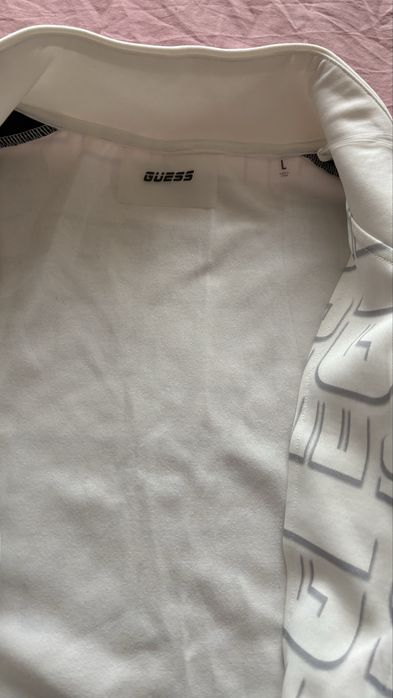 Чисто нов суитчърт Guess, с етикет