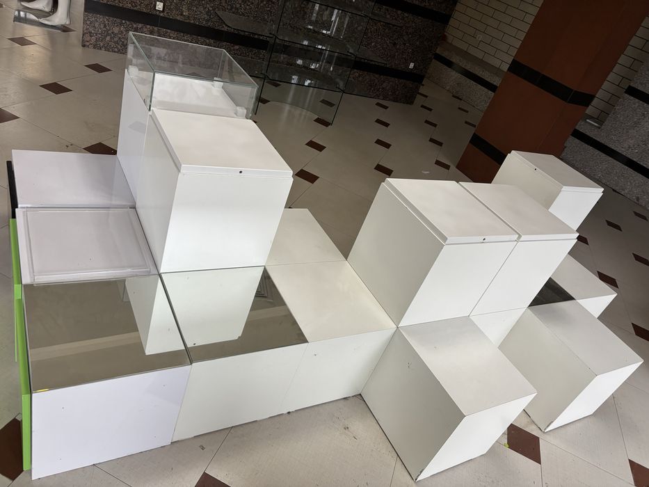 Модулни магазинерски кубове рафтове етажерки бели със стъкло светещи