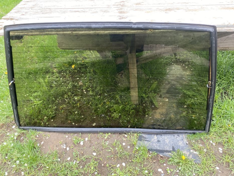 Заднее Лобовое стекло 124 мерс