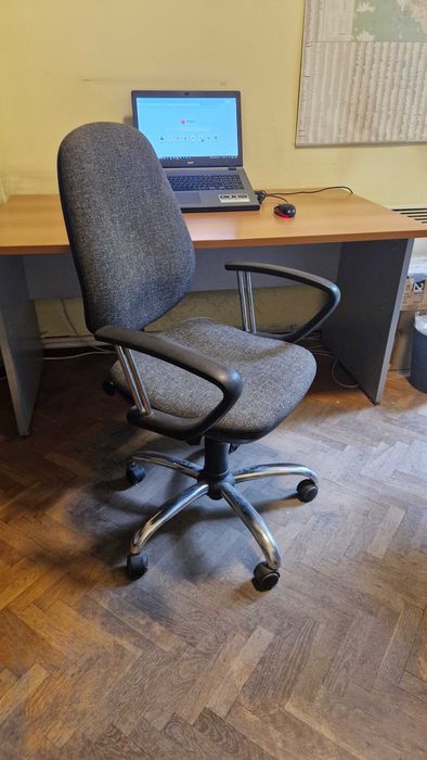 Офис бюро в перфектно състояние + два стола